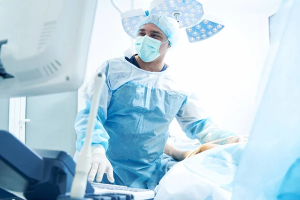 Konsantre Doktor Elinde Bir Güç Çevirici Tutuyor Ultrason Muayenesi Sırasında — Stok fotoğraf