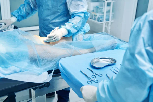 Meslektaşı Cerrahi Aletlerle Ayakta Dururken Tanımadığın Doktor Hastanın Bacağına Güç — Stok fotoğraf