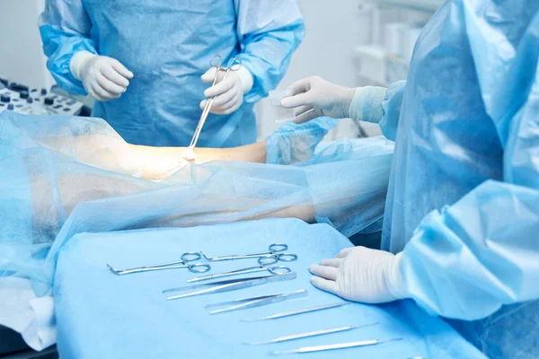 Dois Médicos Luvas Látex Perto Das Pernas Seu Paciente Higienizar — Fotografia de Stock