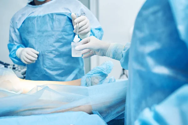 Surgeon Latex Gloves Holding Piece Cotton Wool Locking Forceps Placing — Stock Photo, Image