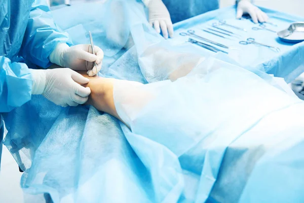 Primo Piano Del Paziente Sala Operatoria Medico Attento Che Gli — Foto Stock