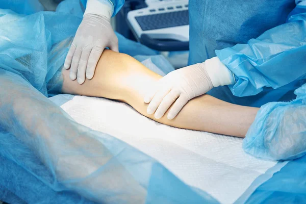 Ruce Lékaře Latexových Rukavicích Dotýkajících Nohy Neznámé Osoby Operačním Sále — Stock fotografie
