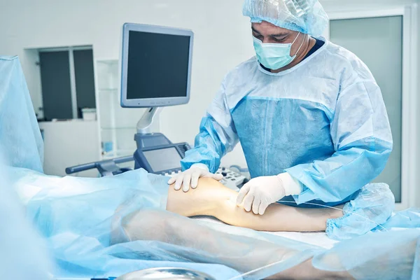 Médico Masculino Cuidadoso Terno Cirúrgico Protetor Colocando Uma Fibra Laser — Fotografia de Stock
