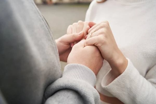 Close Homem Segurando Mãos Mulher Compartilhar Momento Romântico Com Namorada — Fotografia de Stock