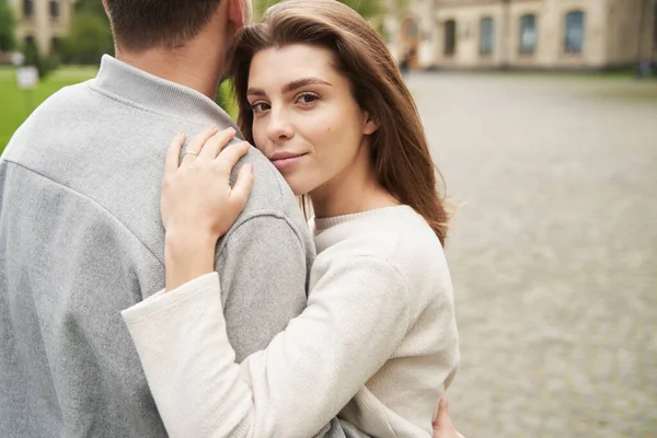 Young Woman Leaning Boyfriend Shoulder Looking Camera While Having Romantic — Stockfoto