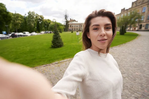 Senhora Olhando Para Câmera Sorrindo Enquanto Posando Para Foto Selfie — Fotografia de Stock