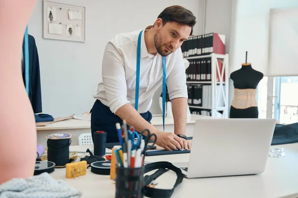 Diseñador Moda Concentrado Mirando Pantalla Del Gadget Escritorio Mientras Guía —  Fotos de Stock