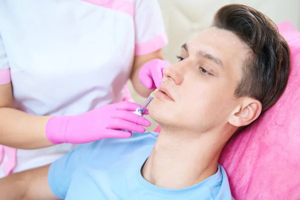 Cliente Masculino Está Sentado Cadeira Enquanto Cosmetologista Está Usando Seringa — Fotografia de Stock