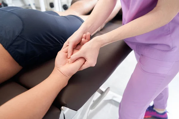Close Female Masseuse Massaging Male Hand While Man Lying Massage — Stockfoto