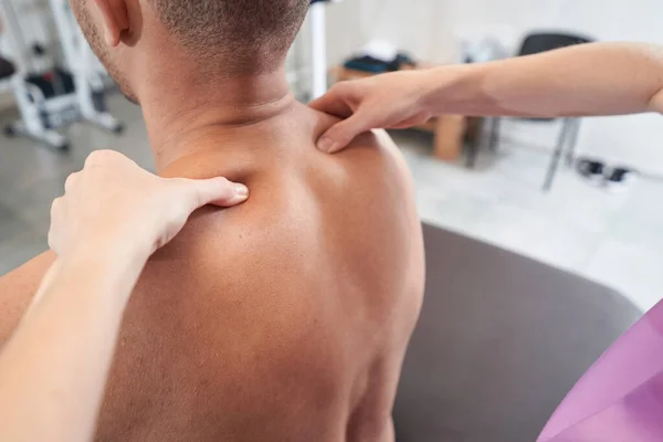 Close Female Massage Therapist Hands Massaging Male Shoulder Wellness Center — Stockfoto