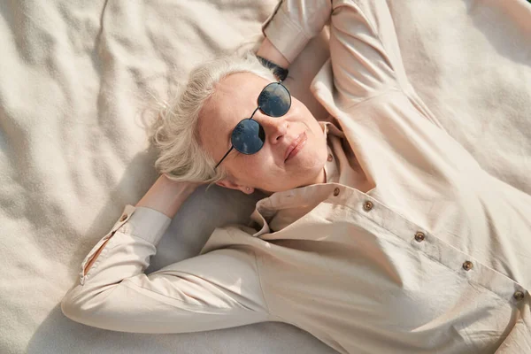 Happy Mature Woman Lying Blanket While Enjoying Views Nature — Fotografia de Stock