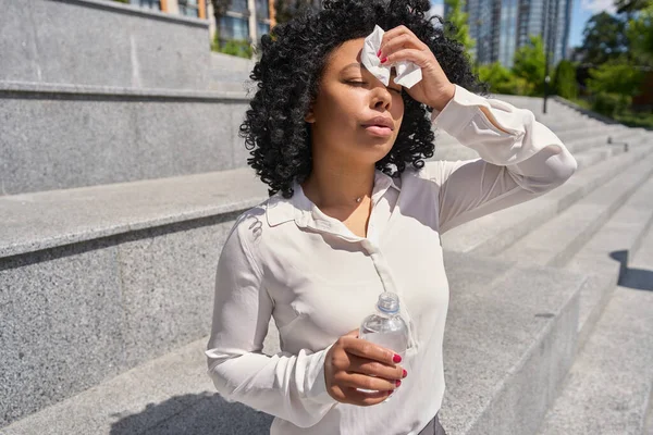 Cierpiąca Wielorasowa Kobieta Pijąca Wodę Wycierająca Się Chusteczkami Uniknąć Odwodnienia — Zdjęcie stockowe