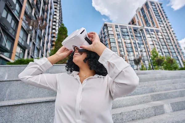 Junge Frau Mit Gemischter Rasse Läuft Mit Virtual Reality Brille — Stockfoto