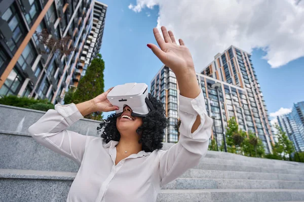 Mit Virtual Reality Brille Durch Die Stadt Zwischen Hochhäusern — Stockfoto