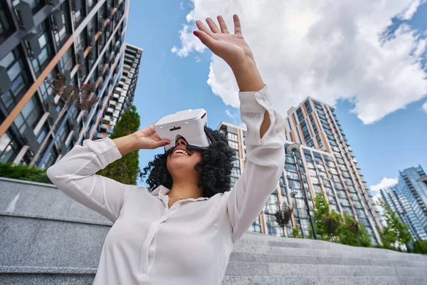 Vielrassige Frau Läuft Mit Virtual Reality Brille Durch Die Stadt — Stockfoto