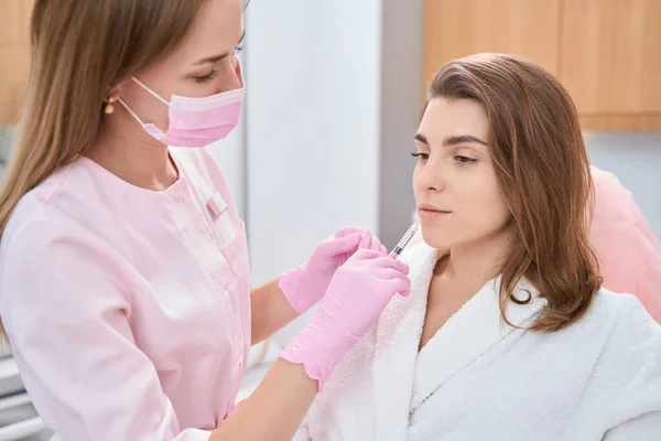 Concentrated Female Looks While Beautician Injects Cosmetic Medicine Increase Volume — Stock Photo, Image