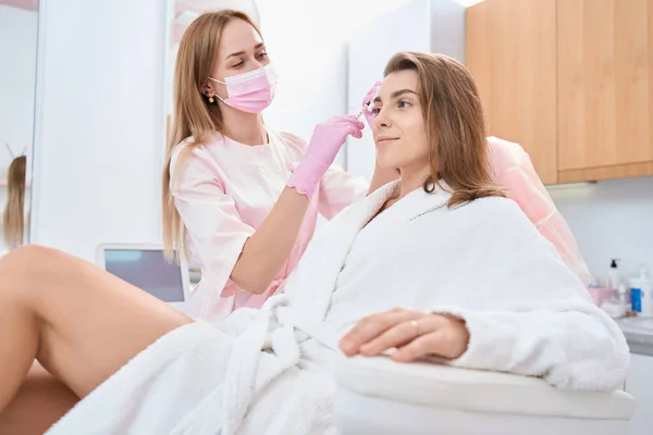 Calm Lady Spends Time Beauty Parlor While Doctor Makes Subcutaneous — Stockfoto