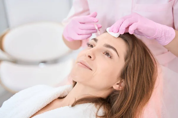 Relaxed Lady Lies Open Eyes While She Injected Cosmetic Product — Stockfoto