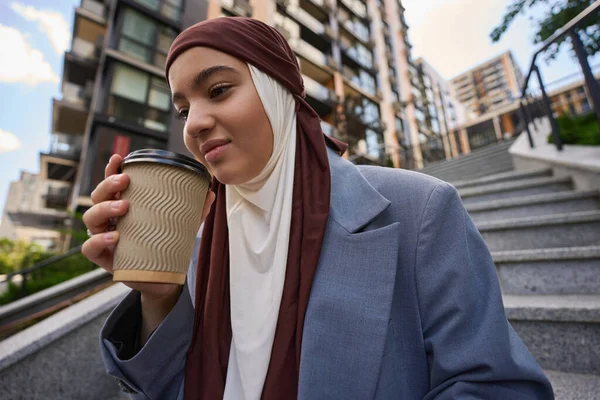 Woman Hijab Sits Stairs Drinks Coffee Eco Mug — 스톡 사진