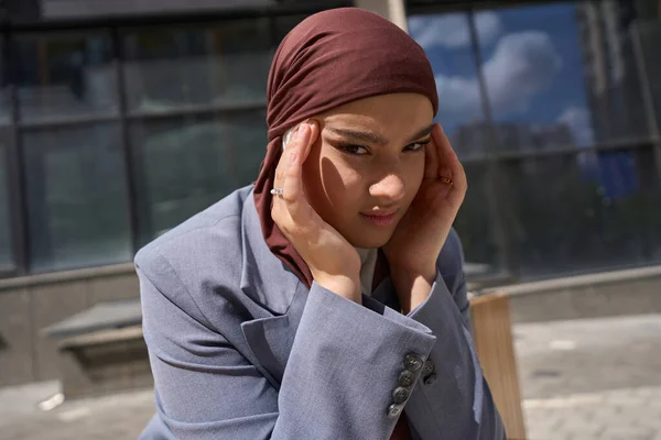 Arab Woman Jacket Sits Street Suffers Headache — 스톡 사진