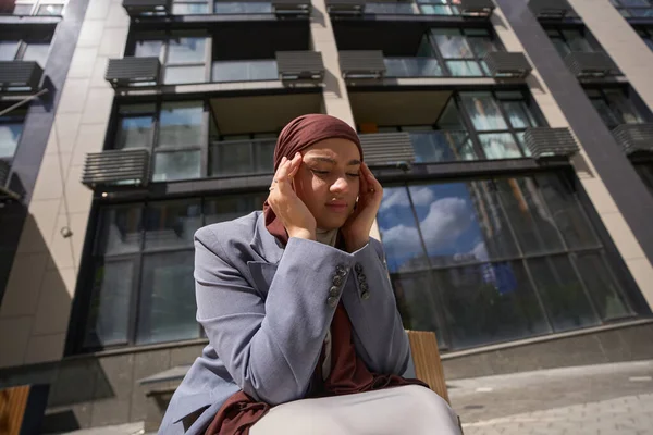 Arab Woman Sits Street Holds Her Hands Her Head — 스톡 사진