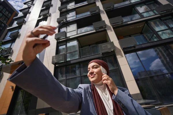 Arab Woman Takes Selfie Phone Backdrop High Rise Building — 스톡 사진