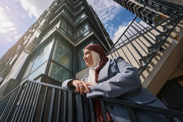 Muslim Woman Stands Stairs Backdrop Tall Buildings While Walking City — 스톡 사진