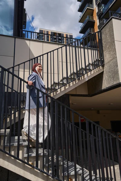 Muslim Woman Descends Stairs Backdrop High Rise Buildings — ストック写真