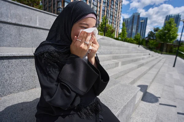 Muslim Woman Sits Sits Heat Wipes Her Face Napkin — 스톡 사진
