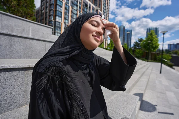Muslim Woman Black Hijab Sits Sun Wipes Sweat Napkin — 스톡 사진