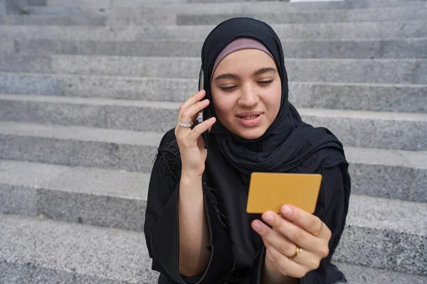 Young Woman Hijab Talking Phone Holding Business Card — 스톡 사진