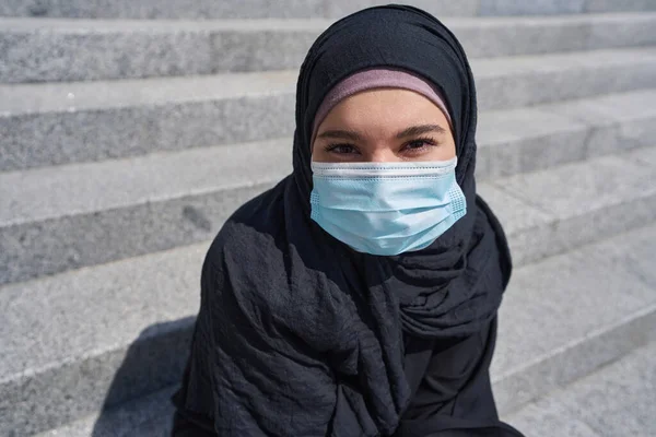 Mulher Vestido Muçulmano Tradicional Sentado Escadas Uma Máscara Médica — Fotografia de Stock