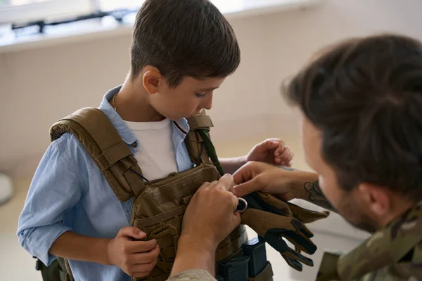 Male Soldier Zipping Gloves Clasp Military Combat Vest His Kid — Stock Photo, Image