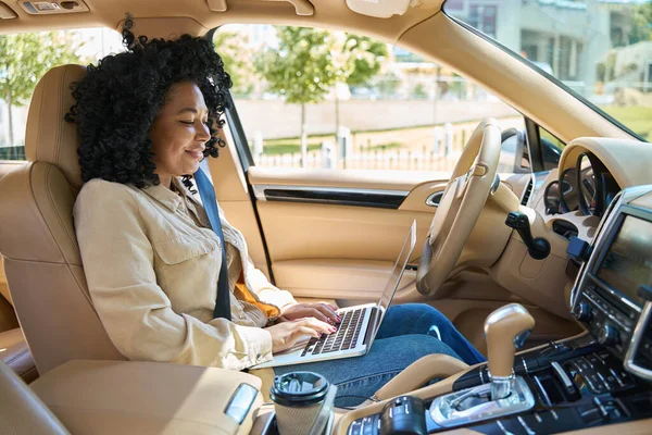 Pretty Young Mixed Race Woman Having Lively Friendly Chat Drivers — Stock Photo, Image