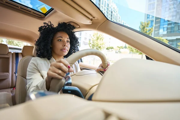 Pretty Mixed Race Woman City Streets Driving Modern Comfortable Car — Zdjęcie stockowe
