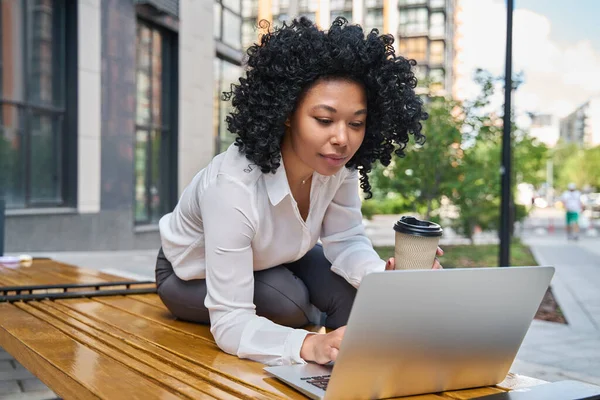 Curly Multiracial Woman Coffee Break Located Laptop Coffee Modern Office — Stockfoto