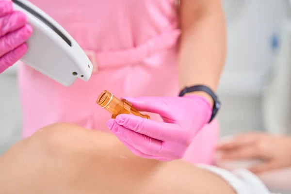 Kosmetolog Upravuje Zařízení Pro Kosmetický Zákrok Zatímco Klient Čeká Lékařské — Stock fotografie