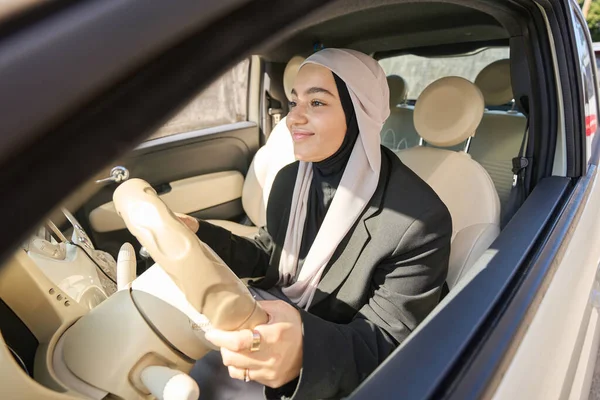 Smiling Young Arab Woman Driving Car — Fotografia de Stock