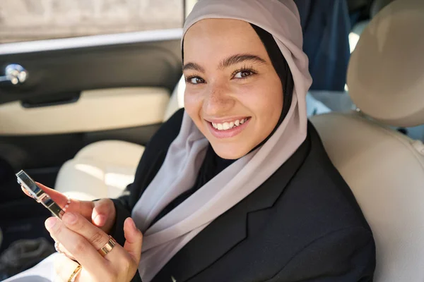 Smiling Arab Woman Sitting Car Phone Her Hands — Fotografia de Stock