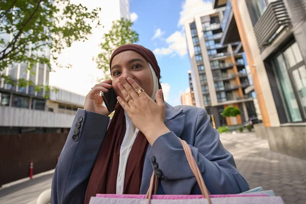 Surprised Woman Talking Phone Street Covering Her Mouth Her Hand — 스톡 사진