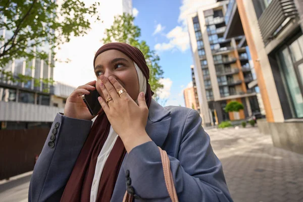 Arab Woman Talking Phone Street Covering Her Mouth Her Hand — 스톡 사진