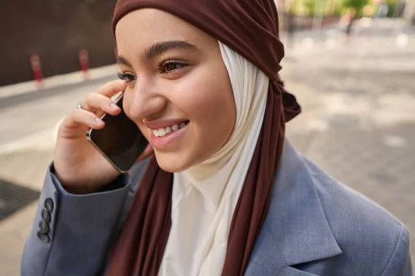 Woman Dressed Headscarf Jacket Talking Phone — 스톡 사진