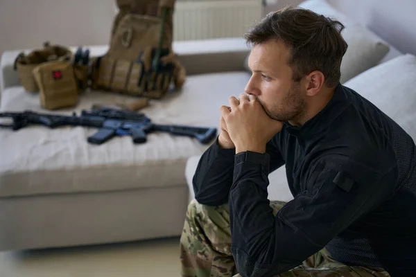 Military Man Sitting Sadness Home Propping Head Clasped Hands Rifle —  Fotos de Stock