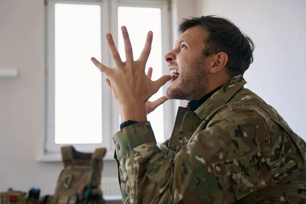 Side View Psycologicaly Damaged Soldier Screaming Air Because War Related —  Fotos de Stock