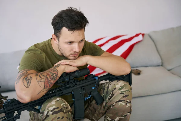 Army Person Putting Hands Scope Rifle While Staring Himself Sofa — Foto Stock