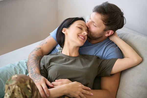 Beautiful Smiling Woman Arms Young Bearded Man Bright Room Light — Foto de Stock