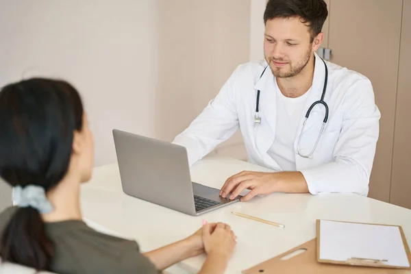 Ffriendly Young Doctor White Coat Phonendoscope Fixes Patients Complaints Health — Stockfoto