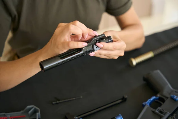 Modern Military Woman Neat Manicure Takes Care Disassembled Firearms — Stockfoto