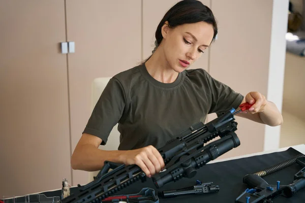 Beautiful Military Woman Calmly Cleans Her Combat Weapon Special Tool — Foto Stock