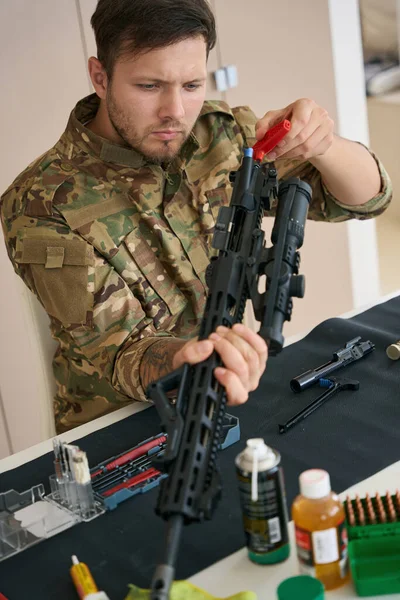 Young Military Sniper Cleaning His Combat Weapon Concentration Has Set —  Fotos de Stock